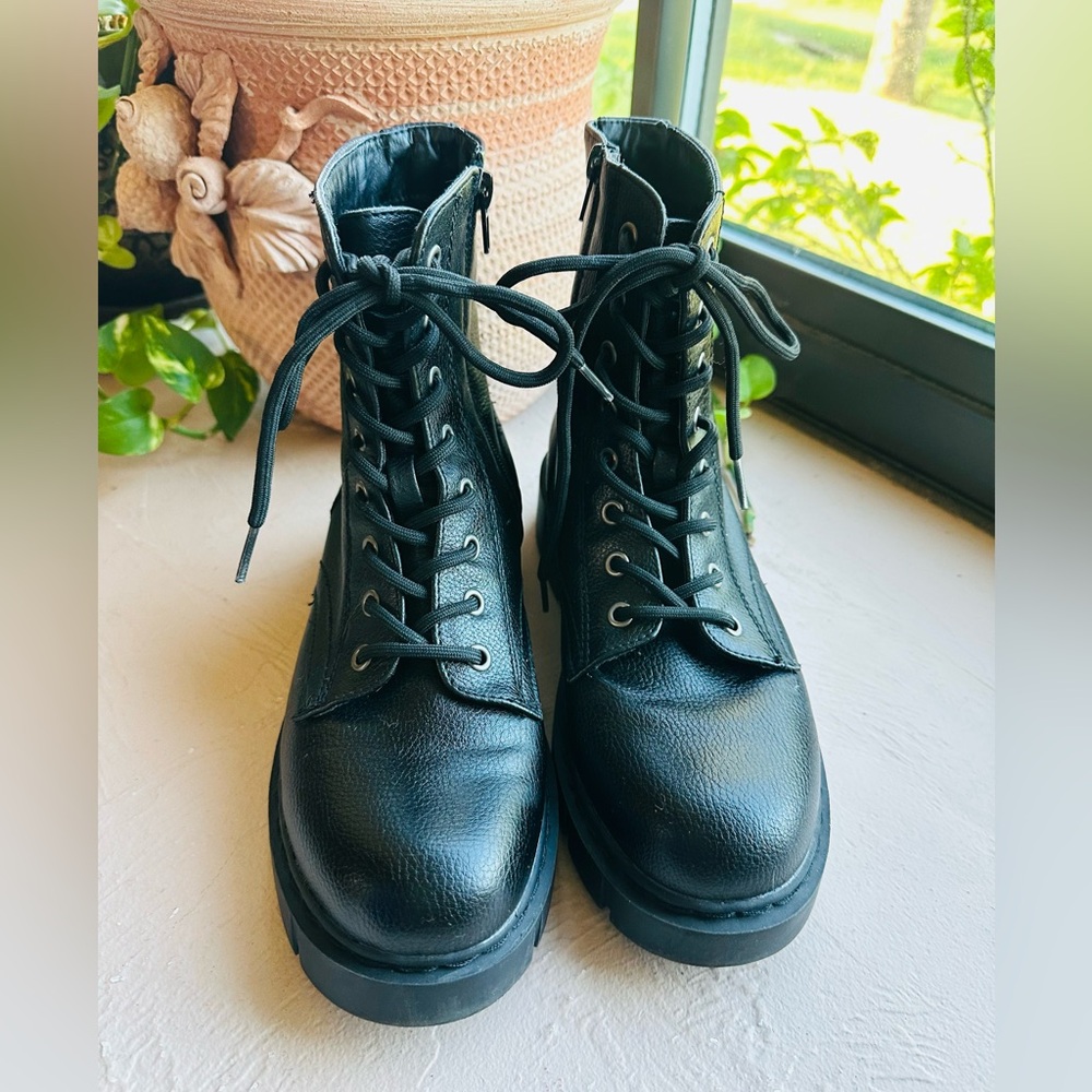 Hunter Black Leather Lace-Up Boots Combat Boots Faux Leather Size 8